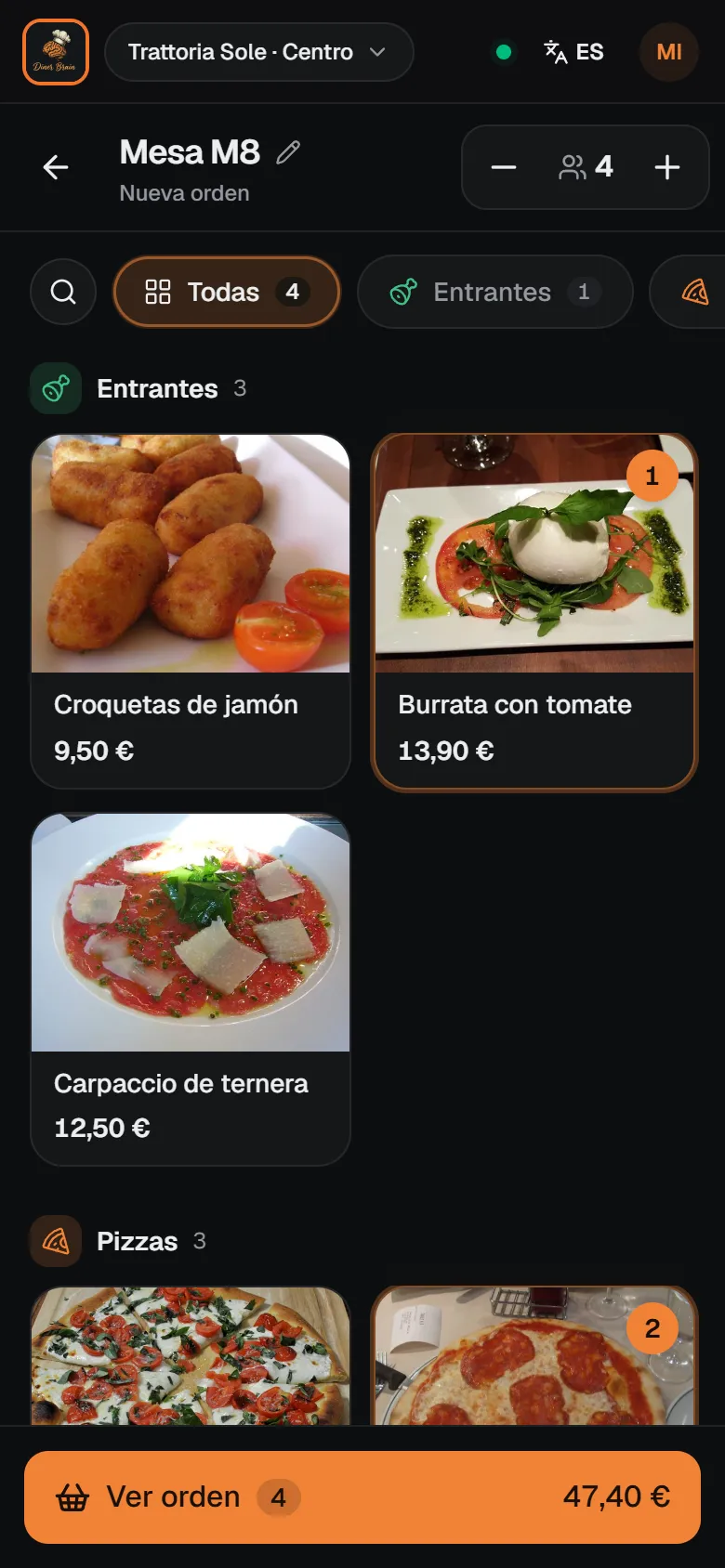 Tomando la orden de la mesa M8 en Diner Brain: carta con fotos a la izquierda y la orden con su total a la derecha.